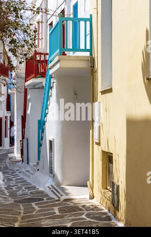 Kopfsteinpflaster leere Gasse zwischen alten weiß getünchten Häusern auf der Insel Mykonos, Griechenland Stockfoto