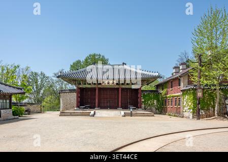Daehanmun, das Haupttor des Deoksugung Palace, wurde im Sunshine Studio, einem Theater-Freizeitpark in Nonsan, Südkorea, reproduziert. Stockfoto