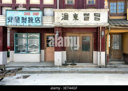 Fassade des Haedong Building mit Bukseong Shoe Store im 1950 Studio in Sunshine Land, Nonsan, Südkorea. Stockfoto
