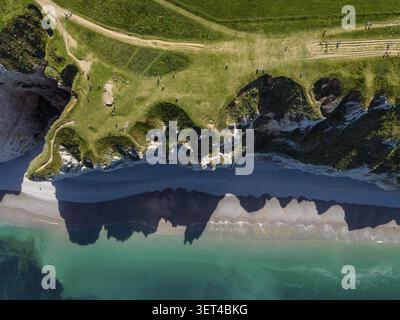 Aus der Vogelperspektive, Blick von oben auf die zerklüfteten, markanten Klippen, Kreidefelsen, Kieselstrand, Etretat, Alabasterküste, La Cote d'Albatre, Kreidefelsen Stockfoto
