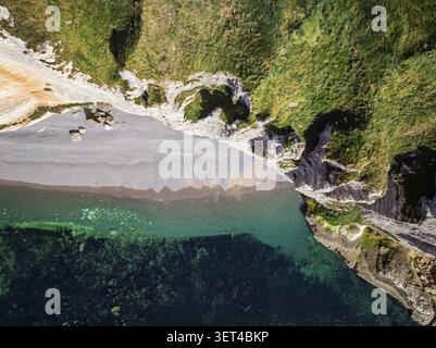 Aus der Vogelperspektive, Blick von oben auf die zerklüfteten, markanten Klippen, Kalksteinstrand in der Abendsonne, Etretat, Alabasterküste, La Cote d'Alb Stockfoto