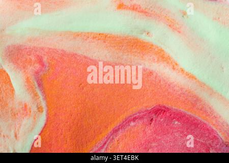 Abstrakte, leuchtende gelbe und orangene Farbtöne zeigen fließende Kunsttexturen Stockfoto