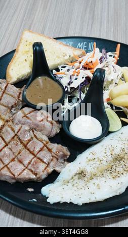 Cafe Mixed Teller Gegrilltes Rindfleischsteak Und Gewürztes Fischfilet Mit Beilagen Stockfoto