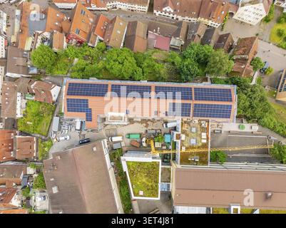 Luftaufnahme von Dächern mit installierten Solarpaneelen in einem städtischen Gebiet, neue PV-Anlage an der Mittelschule Heinrich-Immanuel-Perrot, Stadt Calw, Deutschland Stockfoto