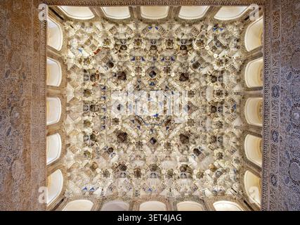 Blick nach oben auf die komplizierte Muqarnas-Kuppeldecke im Alhambra-Palastkomplex in Granada, Spanien Stockfoto