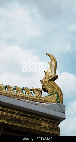 Vertikale Nahaufnahme Der Golden Naga Schlange Myth Skulptur Auf Dem Dach Des Thai Tempels Bewölkt Blasser Himmel Stockfoto