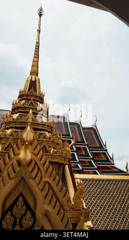 Vertikale Niedrigwinkelaufnahme Golden Vergoldete Thai Tempel Pavillon Spitze Mit Farbenfrohen Glasierten Fliesen Dach Stockfoto