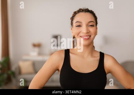 Lächelnde Junge Schwarze Frau, Die Zuhause Selbstbewusst Steht, Gesundheitskonzept Stockfoto