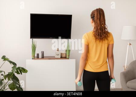 Unerkennbare Frau, Die Mit Dumbbells Zu Hause Trainiert, Fitness-Konzept Stockfoto