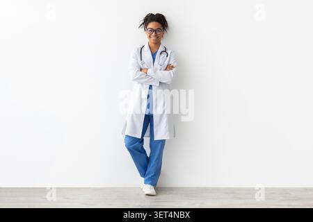 Weibliche Afroamerikanische Ärztin Lächelt Selbstbewusst In Healthcare Setting, Healthcare Concept Stockfoto