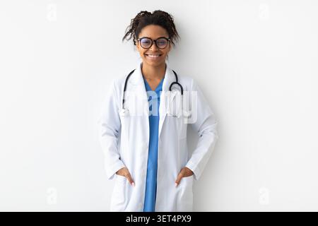 Lächelnde Schwarze Ärztin Trägt Labormantel In Der Klinik, Gesundheitskonzept Stockfoto