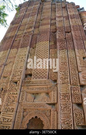 Detaillierte Nahaufnahme von kunstvollen Steinschnitzereien und Paneelen mit koranischem arabischem Kalligraphie-Schrift auf der Außenfassade eines alten Turms Stockfoto