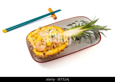 Thai Pineapple Fried Rice serviert in Ananasschale mit Garnelen Stockfoto