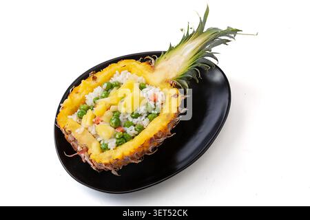 Thai Pineapple Fried Rice serviert in Ananasschale mit Garnelen Stockfoto