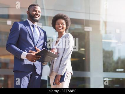 Zwei afrikanische amerikanische Kollegen stehen im Freien und zur Seite suchen Stockfoto