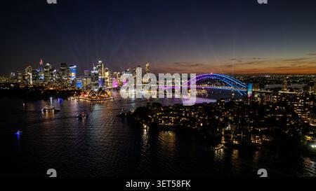 Blick aus der Vogelperspektive auf das Opernhaus von Sydney beim farbenfrohen Vivid Festival in Sydney, Australien Stockfoto