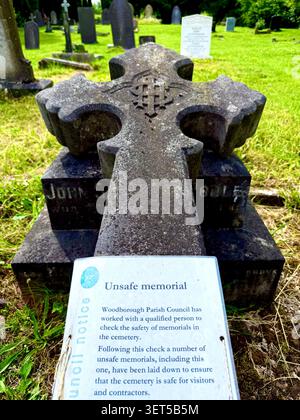 Gefährliche gefallene Grabsteine auf einem Friedhof in Großbritannien Stockfoto