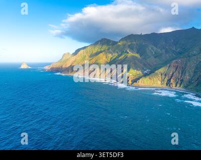 Aus der Vogelperspektive der Anaga Berge, beleuchtet durch Sonnenlicht am späten Nachmittag an der Nordküste Teneriffas, Kanarischen Inseln, Spanien Stockfoto