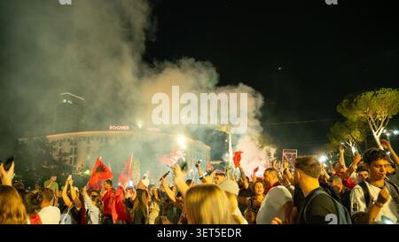 Tirana, Albanien – 20. Juni 2026: Während eines abendlichen Protests gegen die Regierung zieht dichter Rauch über eine Menge Demonstranten. Stockfoto