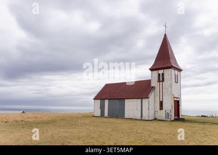 Kirche von Hellnar, eine kleine weiße Kirche mit rotem Dach, auf der Snæfellsnes-Halbinsel, Westisland. Stockfoto