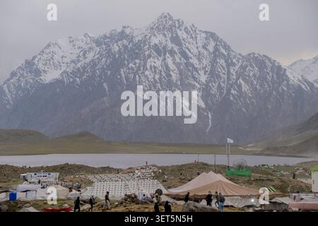 Eine Ansicht zeigt Shandur Lake und einen nahe gelegenen Campingplatz am Shandur Pass im Bezirk Chitral, Provinz Khyber Pakhtunkhwa, Pakistan, am 12. Juni 2026. Das jährliche Shandur Polo Festival veranstaltet ein Freestyle-Polo-Turnier zwischen Teams aus Gilgit Baltistan und Chitral auf dem weltweit höchsten Pologelände in 3.700 Metern Höhe, neben einem temporären Campingdorf und einem Markt. (Foto: Zubair Abbasi/Middle East Images/StringersHub/SIPA USA) Stockfoto