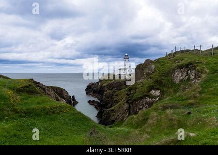 Der ikonische Fanad Head Leuchtturm steht stolz auf den schroffen Felsen des County Donegal, Irland, entlang der Wilden Atlantikküste Stockfoto