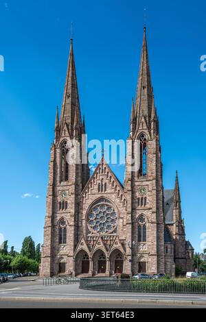 Außenansicht der reformierten Kirche Saint-Paul in Straßburg, Frankreich, ein im Neustädter Stadtteil Neustadt erbautes Gebäude mit neugotischer Architektur Stockfoto