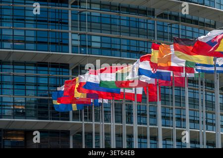 Flaggen vor dem Sitz des Parlaments der Europäischen Union in Straßburg, Frankreich. Das Europäische Parlament (EP) ist das parlamentarische Organ der EU Stockfoto