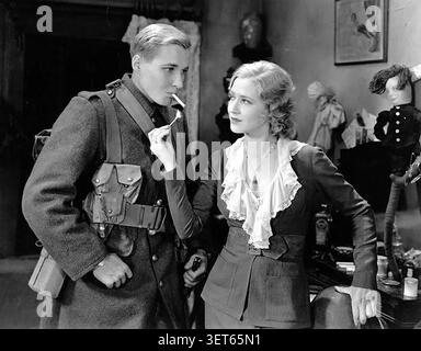 Werbefilm mit Douglass Montgomery und Mae Clarke in dem ursprünglichen Romantik Waterloo Bridge aus dem Jahr 1931 Stockfoto