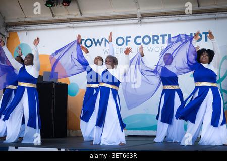 Frauen unterschiedlichen Alters aus dem Ministerium für Tanz der Mount Olivet Baptist Church treten bei einer Juneteenth-Feier in Cortland Manor, New York, auf Stockfoto
