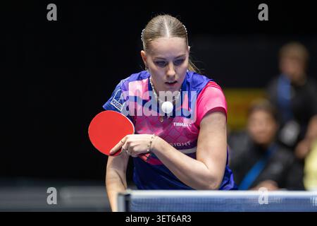 Die deutsche Tischtennisspielerin Annett Kaufmann (SV DJK Kolbermoor) in maximaler Konzentration beim Aufschlag wŠhrend der LOTTO ThŸringen TT-Finals Stockfoto