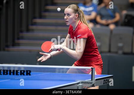 Die deutsche Tischtennisspielerin Annett Kaufmann (SV DJK Kolbermoor) in maximaler Konzentration beim Aufschlag wŠhrend der LOTTO ThŸringen TT-Finals Stockfoto