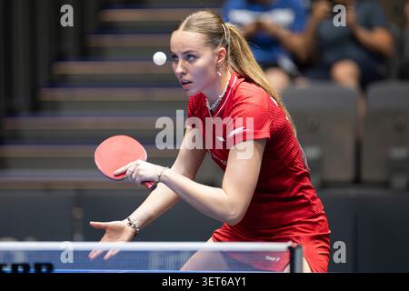 Die deutsche Tischtennisspielerin Annett Kaufmann (SV DJK Kolbermoor) in maximaler Konzentration beim Aufschlag wŠhrend der LOTTO ThŸringen TT-Finals Stockfoto