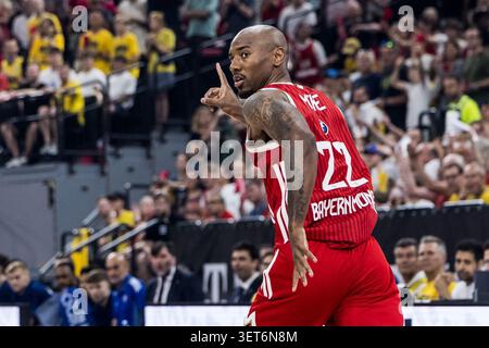 MÜNCHEN, DEUTSCHLAND - 21. JUNI: Isiaha Mike (FC Bayern München, 22) jubelt am 21. Juni 2026 im SAP Garden in München im Endspiel der easyCredit Basketball Bundesliga Playoffs Final Game 5 zwischen dem FC Bayern München und Alba Berlin. Stockfoto