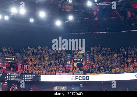 MÜNCHEN, DEUTSCHLAND - 21. JUNI: Fans von Alba Berlin jubeln ihre Mannschaft beim Spiel 5 des easyCredit Basketball Bundesliga Playoffs Final Game 5 zwischen dem FC Bayern München gegen Alba Berlin am 21. Juni 2026 im SAP Garden in München. Stockfoto