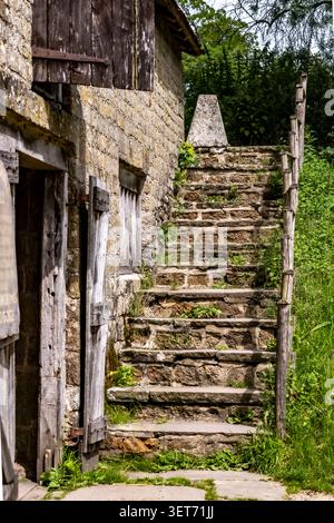 Eine Reihe von Steinstufen an der Seite der Luggershall Watermill im Weald & Downland Living Museum, Chichester, UK Stockfoto