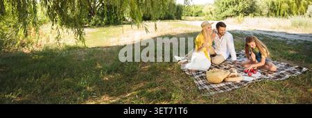 Familie Picknick im Freien mit Tochter, ruht in Park Stockfoto