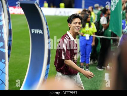 Atlanta, USA. Juni 2026. Der chinesische Schauspieler Li Xian tritt als feierlicher Auftaktgast vor dem Spiel der Gruppe H zwischen Spanien und Saudi Arabien bei der FIFA-Weltmeisterschaft 2026 im Atlanta Stadium in Atlanta, USA, am 21. Juni 2026 auf. Quelle: Ju Huanzong/Xinhua/Alamy Live News Stockfoto