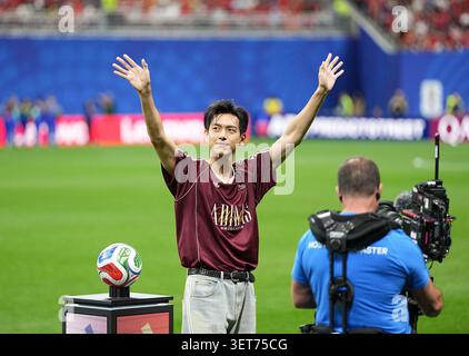 Atlanta, USA. Juni 2026. Der chinesische Schauspieler Li Xian tritt als feierlicher Auftaktgast vor dem Spiel der Gruppe H zwischen Spanien und Saudi Arabien bei der FIFA-Weltmeisterschaft 2026 im Atlanta Stadium in Atlanta, USA, am 21. Juni 2026 auf. Quelle: Ju Huanzong/Xinhua/Alamy Live News Stockfoto