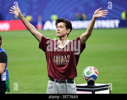Atlanta, USA. Juni 2026. Der chinesische Schauspieler Li Xian tritt als feierlicher Auftaktgast vor dem Spiel der Gruppe H zwischen Spanien und Saudi Arabien bei der FIFA-Weltmeisterschaft 2026 im Atlanta Stadium in Atlanta, USA, am 21. Juni 2026 auf. Quelle: Wang Kaiyan/Xinhua/Alamy Live News Stockfoto