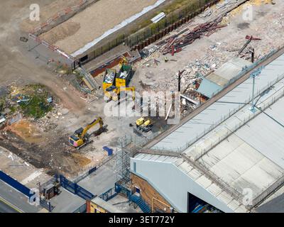 Luftaufnahme der Abbrucharbeiten an der Elland Road in Leeds, die Bagger zeigen, wie Industriehäuser beseitigt werden, Bauabfälle saniert und wieder aufbereitet werden Stockfoto