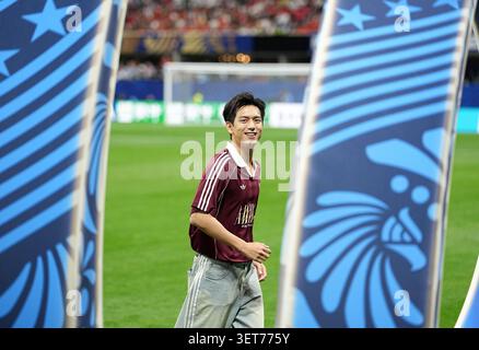 Atlanta, USA. Juni 2026. Der chinesische Schauspieler Li Xian tritt als feierlicher Auftaktgast vor dem Spiel der Gruppe H zwischen Spanien und Saudi Arabien bei der FIFA-Weltmeisterschaft 2026 im Atlanta Stadium in Atlanta, USA, am 21. Juni 2026 auf. Quelle: Ju Huanzong/Xinhua/Alamy Live News Stockfoto