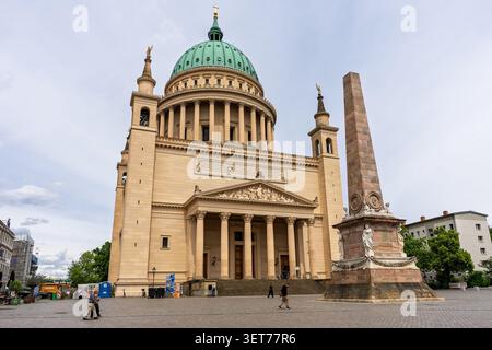 POTSDAM, DEUTSCHLAND - 10. JUNI 2026: Nikolaikirche und Obelisk auf dem Alten Markt. Stockfoto