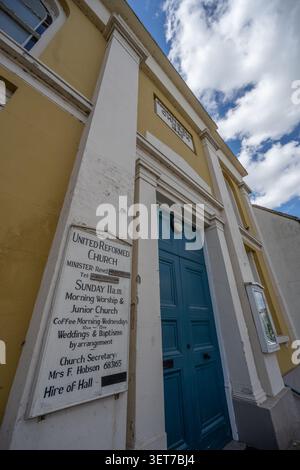 Der Eingang und die Hinweistafel der United Reformed Church an der High Street in Hungerford, Berkshire. Stockfoto