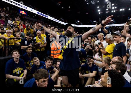 MÜNCHEN, DEUTSCHLAND - 21. JUNI: Spieler von Alba Berlin feiern die Deutsche Meisterschaft mit einem HUMBA nach dem easyCredit Basketball Bundesliga Playoffs Endspiel 5 zwischen FC Bayern München gegen Alba Berlin am 21. Juni 2026 in München. Stockfoto