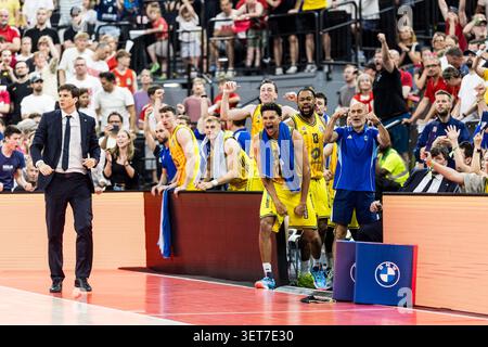 MÜNCHEN, DEUTSCHLAND - 21. JUNI: Spieler von Alba Berlin jubeln beim Endspiel 5 des easyCredit Basketball Bundesliga Playoffs zwischen dem FC Bayern München und Alba Berlin am 21. Juni 2026 im SAP Garden in München an. Michael Rataj (Alba Berlin, 21) Stockfoto