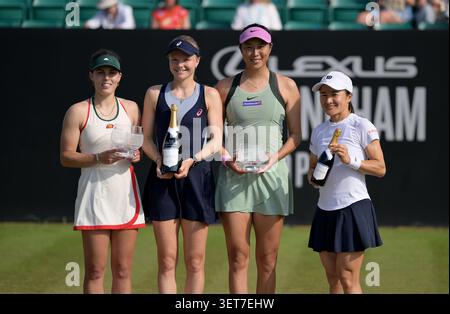 Maia Lumsden (links) aus Großbritannien und Harriet Dart (zweite links) aus Großbritannien mit der Trophäe, nachdem sie ihr Doppel-Finale gegen Hao-Ching Chan aus Taiwan (zweite rechts) und Shuko Aoyama (rechts) aus Japan am siebten Tag der Lexus Nottingham Open im Lexus Nottingham Tennis Centre in Nottingham gewonnen hatten. Bilddatum: Sonntag, 21. Juni 2026. Stockfoto
