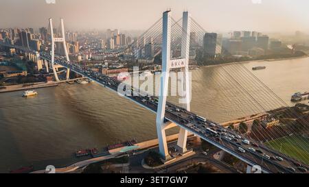 Luftaufnahme der Nanpu-Brücke über den Huangpu-Fluss mit starkem Verkehr und städtischer Skyline in Shanghai, Shanghai, China. Stockfoto