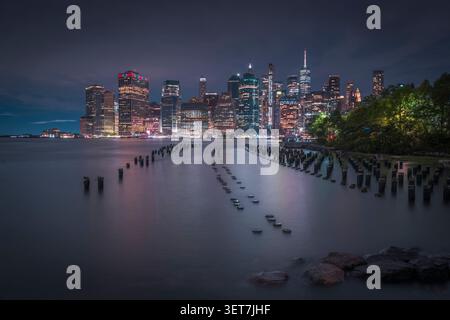 Lower manhattan, gesehen vom alten Pier 1 in der Nacht Stockfoto