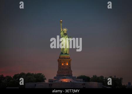 Vorderansicht der Freiheitsstatue in der Abenddämmerung Stockfoto